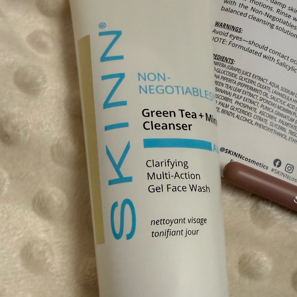 SKINN Green Tea + Mint Cleanser bundle gift set - Picture 3 of 13